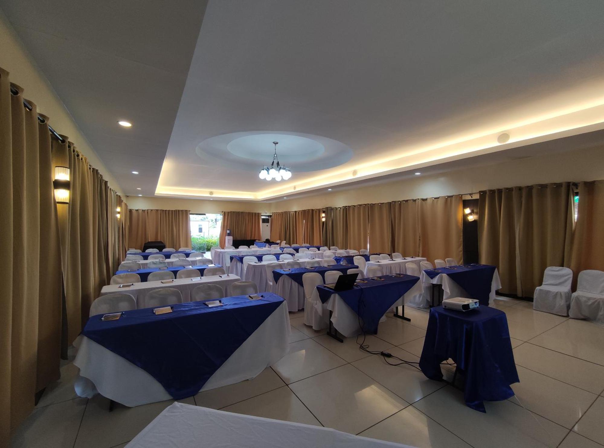Klir Waterpark Resort And Hotels Guiguinto Esterno foto